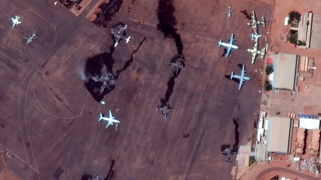 Immagine dall'alto del campo di volo dell'aeroporto di Khartoum, dove si vedono diversi aerei. Quattro aerei sono bruciati.