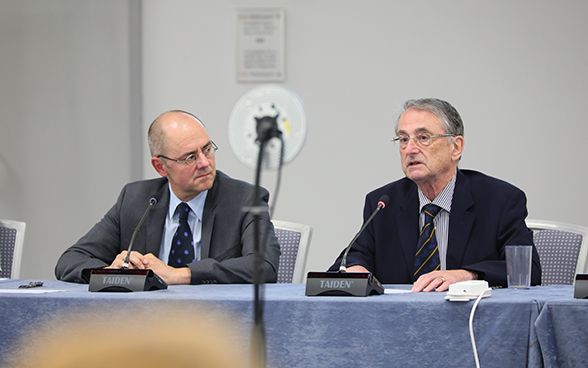 Ivan Levkovits (destra), superstite dell’Olocausto e curatore delle memorie di superstiti dell’Olocausto, parla durante una seduta nell’ambito dell’assemblea plenaria dell’IHRA. Vicino a lui François Wisard, capo del Servizio storico DFAE.