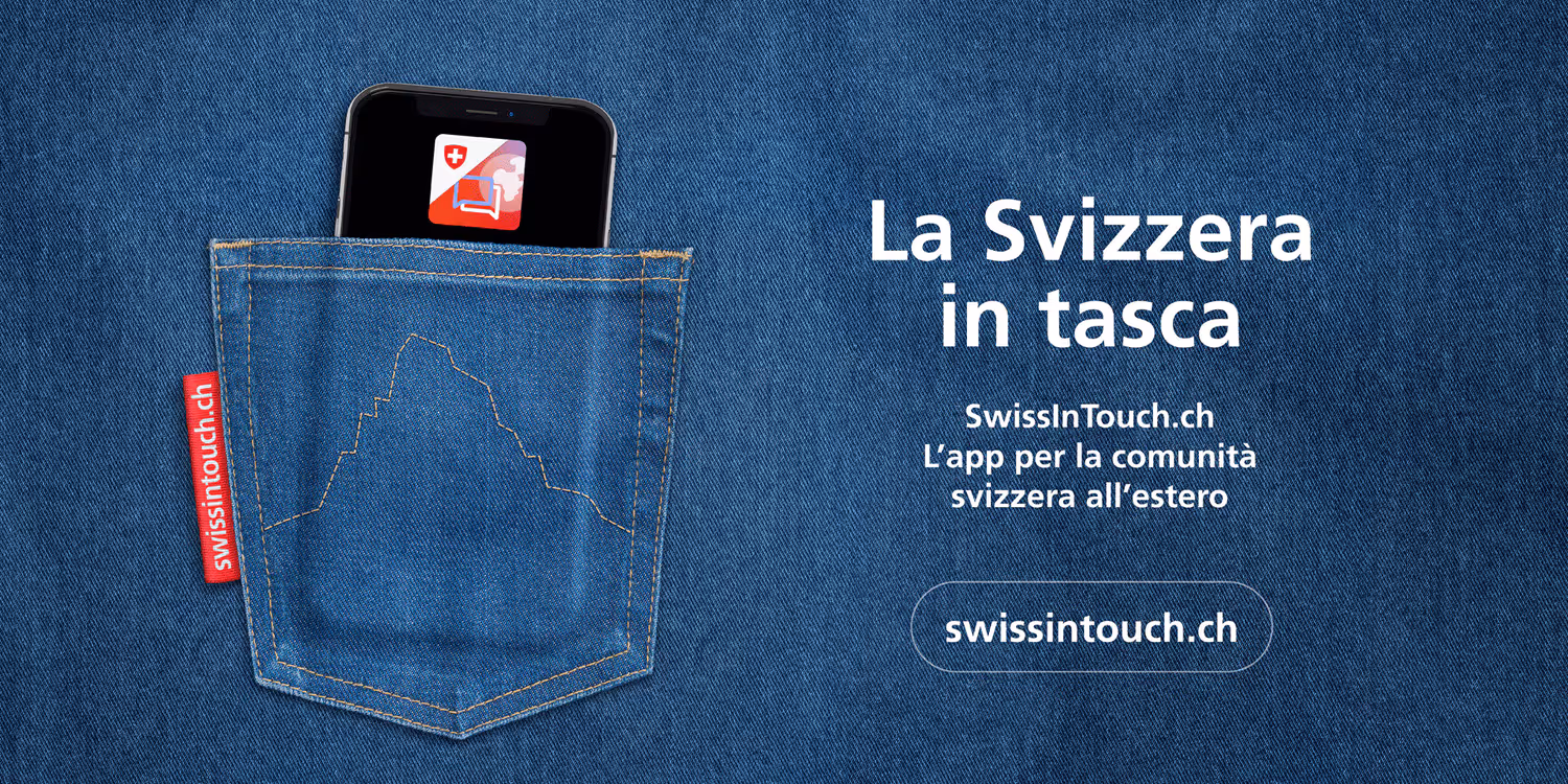 Un telefono cellulare infilato in una tasca dei pantaloni ornata con il Cervino annuncia il lancio dell’app SwissInTouch.